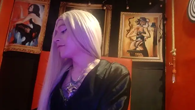 Snapshot of MEGANNIXX chatting on 12, 10, 2025 MEGANNIXX online show from 12, 10, 2025