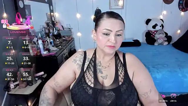 Snapshot of Ivonnee__ chatting on 8, 11, 2025 Ivonnee online show from 8, 11, 2025