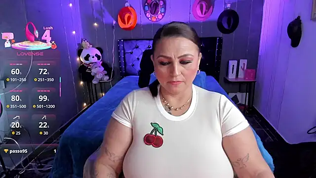 Snapshot of Ivonnee__ chatting on 14, 12, 2025 Ivonnee online show from 14, 12, 2025