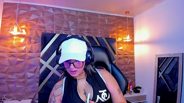 Snapshot of Alahia_Dangelo chatting on 3, 10, 2025 Alahia Dangelo online show from 3, 10, 2025