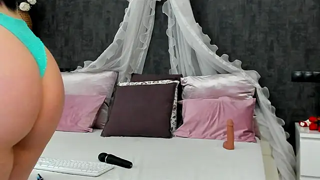 miss sophieX online show from 5, 3, 2025