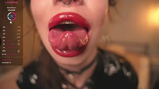 Snapshot of Devilsss_toy chatting on 25, 10, 2025 Devilsss toy online show from 25, 10, 2025