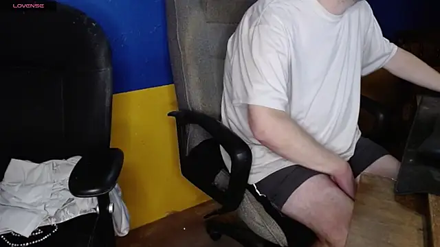 Snapshot of shyhuskyguy chatting on 5, 12, 2025 shyhuskyguy online show from 5, 12, 2025