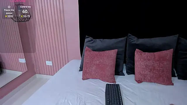 Snapshot of emilie_xx_ chatting on 29, 12, 2024 emilie xx online show from 29, 12, 2024