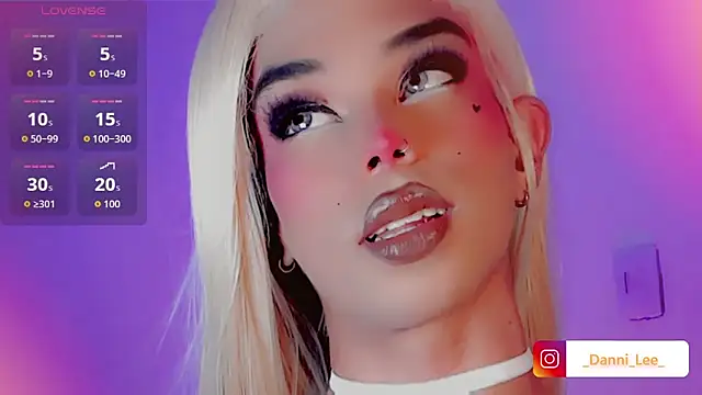 Snapshot of DanniLee_ chatting on 15, 11, 2025 DanniLee online show from 15, 11, 2025