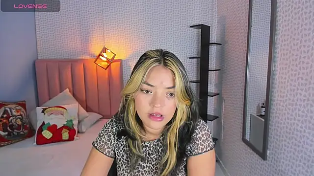 Snapshot of DENISERICHARD2 chatting on 4, 12, 2025 DENISERICHARD2 online show from 4, 12, 2025