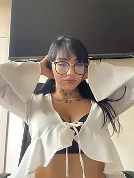 Nickiiiii online show from 8, 3, 2025