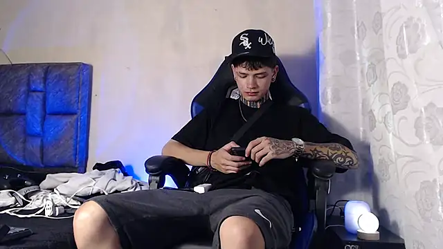 Snapshot of Dan_brownn chatting on 13, 11, 2025 Dan brownn online show from 13, 11, 2025