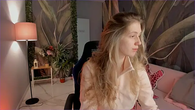 Snapshot of Sharon_Evansi chatting on 14, 12, 2025 Sharon Evansi online show from 14, 12, 2025