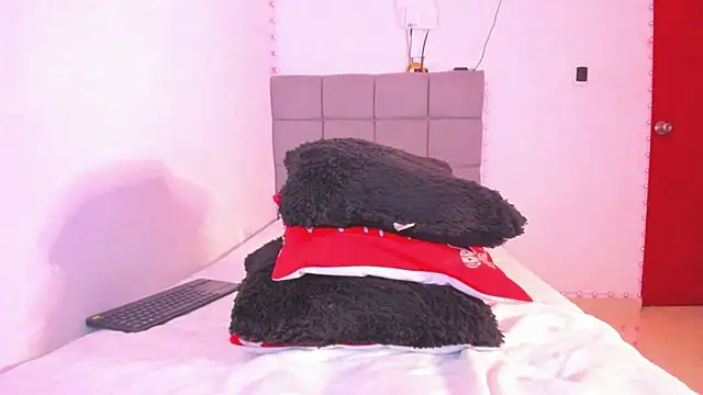 Snapshot of Miranda-brow chatting on 15, 12, 2025 Miranda-brow online show from 15, 12, 2025