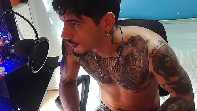 Snapshot of Badboyi1997 chatting on 17, 10, 2025 Badboyi1997 online show from 17, 10, 2025