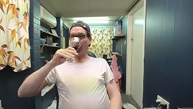 Snapshot of tilobinder chatting on 12, 9, 2025 tilobinder online show from 12, 9, 2025