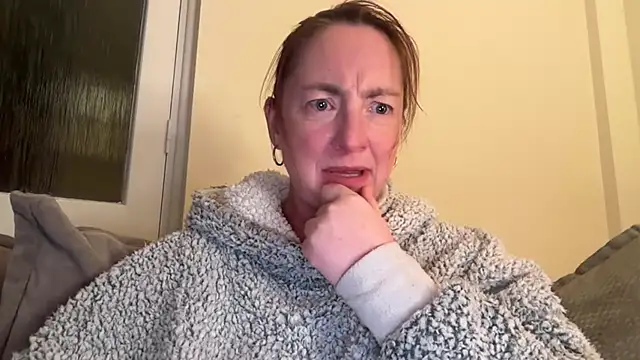 Snapshot of LouiseTswing chatting on 5, 2, 2025 LouiseTswing online show from 5, 2, 2025