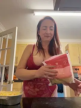 Snapshot of LouiseTswing chatting on 3, 2, 2026 LouiseTswing online show from 3, 2, 2026