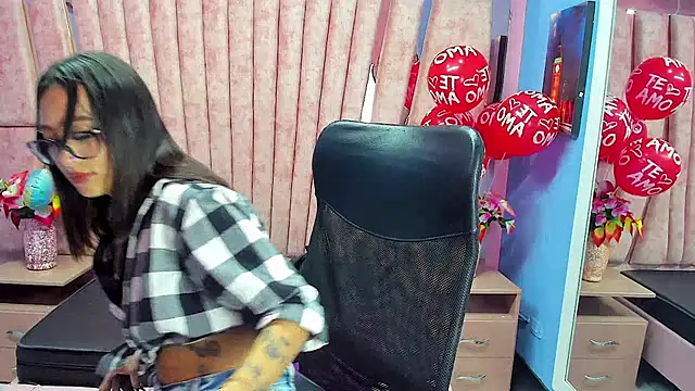 Miaa Thopmson online show from 18, 12, 2025