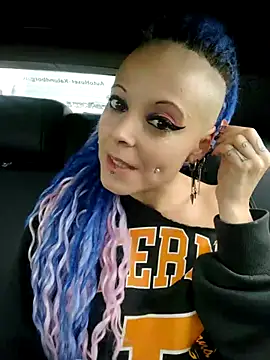 Snapshot of EdgesOfReality chatting on 4, 10, 2025 EdgesOfReality online show from 4, 10, 2025