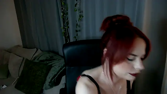 Snapshot of livelovelanaUk chatting on 5, 11, 2025 livelovelanaUk online show from 5, 11, 2025