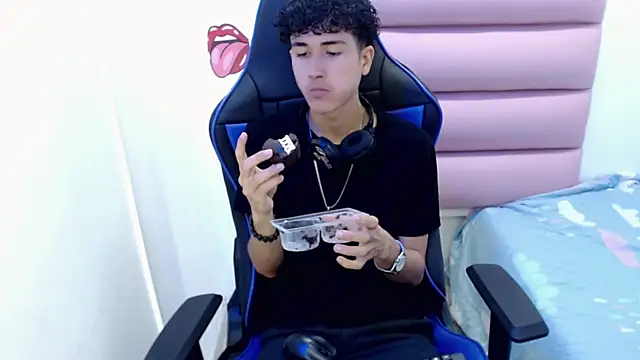 Snapshot of johnny_cagee chatting on 4, 12, 2024 johnny cagee online show from 4, 12, 2024