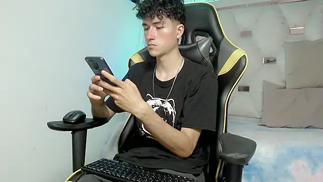 Snapshot of johnny_cagee chatting on 13, 11, 2025 johnny cagee online show from 13, 11, 2025