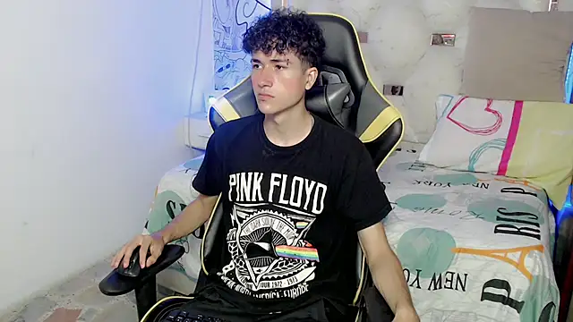 Snapshot of johnny_cagee chatting on 19, 11, 2025 johnny cagee online show from 19, 11, 2025