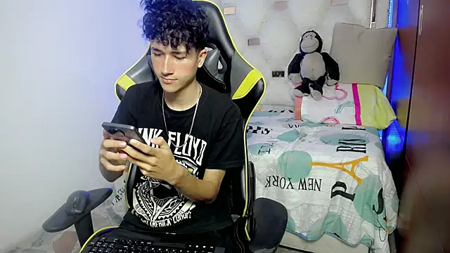 Snapshot of johnny_cagee chatting on 22, 11, 2025 johnny cagee online show from 22, 11, 2025