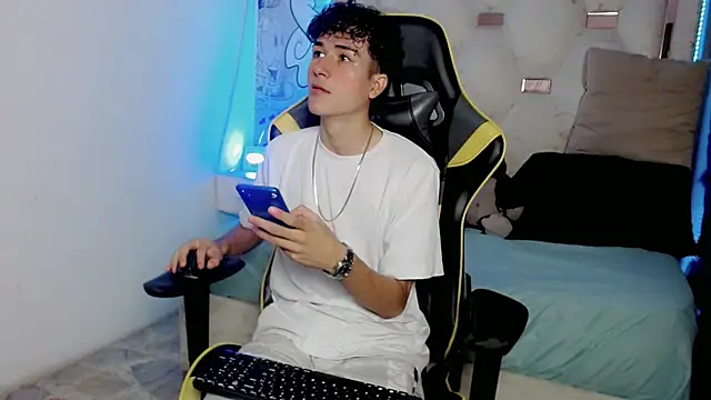 Snapshot of johnny_cagee chatting on 14, 12, 2025 johnny cagee online show from 14, 12, 2025