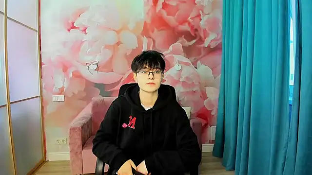 Snapshot of EmiliaYours chatting on 6, 12, 2024 EmiliaYours online show from 6, 12, 2024