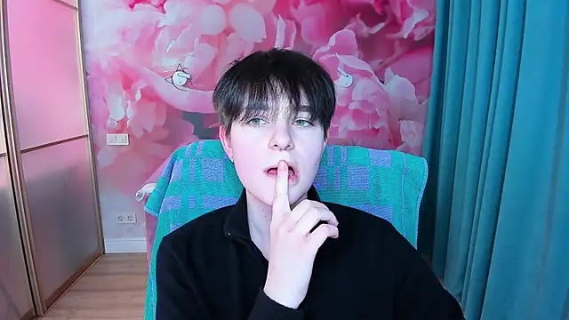 Snapshot of EmiliaYours chatting on 2, 2, 2025 EmiliaYours online show from 2, 2, 2025