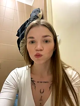 Snapshot of KitteCat chatting on 8, 10, 2025 KitteCat online show from 8, 10, 2025