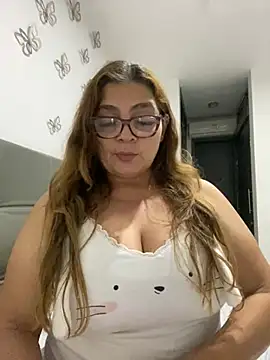 Snapshot of AntonellaAlondra4 chatting on 6, 3, 2025 AntonellaAlondra4 online show from 6, 3, 2025