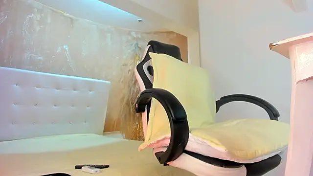 APRILL FOXX online show from 25, 1, 2025