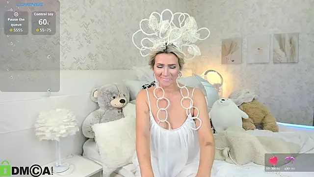 Luna  Lewis online show from 13, 10, 2025