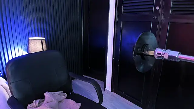 MiiaaMoonroee online show from 14, 4, 2026