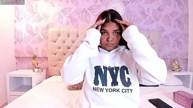 Snapshot of Carolina_Evanss chatting on 1, 2, 2025 Carolina Evanss online show from 1, 2, 2025