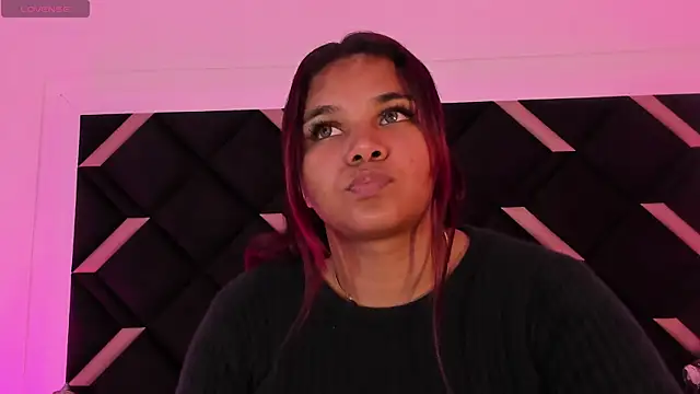 Snapshot of Carolina_Evanss chatting on 4, 3, 2025 Carolina Evanss online show from 4, 3, 2025