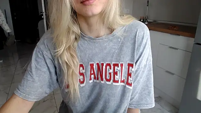 Snapshot of KissMyVibe chatting on 8, 1, 2025 KissMyVibe online show from 8, 1, 2025