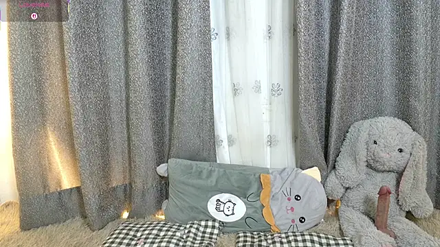 Snapshot of petite_paola chatting on 19, 12, 2025 petite paola online show from 19, 12, 2025