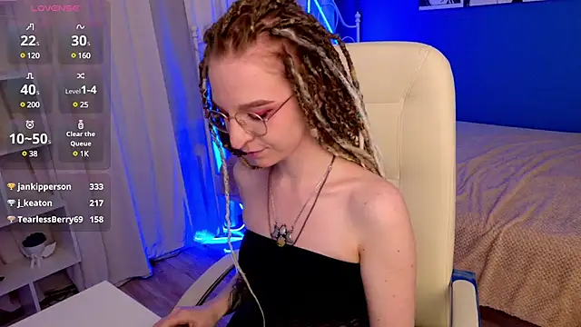 Snapshot of VioletShine chatting on 10, 1, 2025 VioletShine online show from 10, 1, 2025
