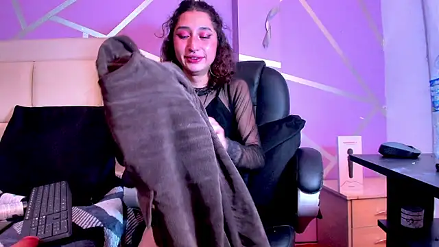 Queenjenn   online show from 30, 1, 2025