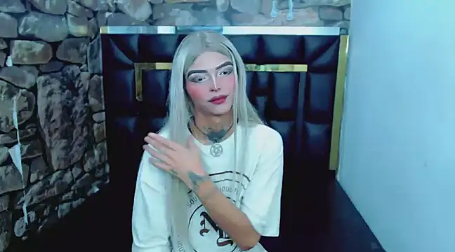 Snapshot of Luna_and_valery chatting on 4, 1, 2025 Luna and valery online show from 4, 1, 2025