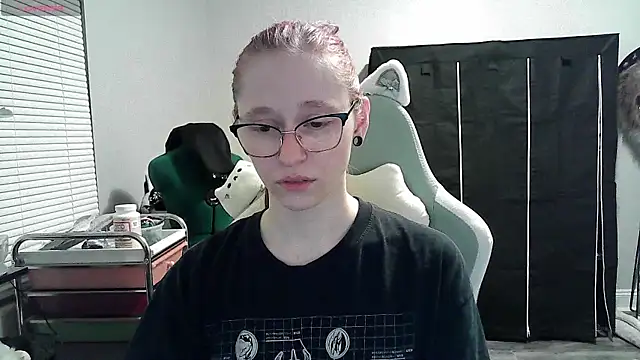 Snapshot of LilyFoxxx chatting on 6, 1, 2025 LilyFoxxx online show from 6, 1, 2025