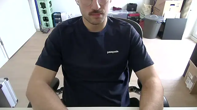 Snapshot of taallguyy_196 chatting on 21, 11, 2025 taallguyy 196 online show from 21, 11, 2025