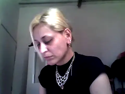 Snapshot of ariana_crazzy chatting on 4, 3, 2025 ariana crazzy online show from 4, 3, 2025