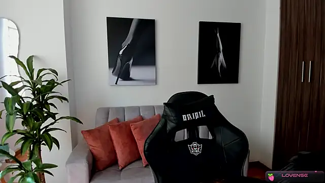 Snapshot of Emmy_petit chatting on 13, 12, 2024 Emmy petit online show from 13, 12, 2024