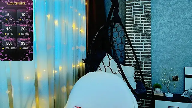 Snapshot of Evacadooo chatting on 4, 12, 2025 Evacadooo online show from 4, 12, 2025