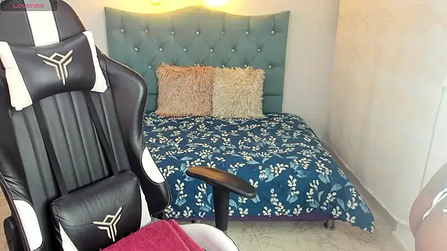 Any topless online show from 3, 3, 2025