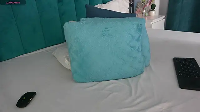 Snapshot of LauraMirage chatting on 5, 3, 2025 LauraMirage online show from 5, 3, 2025