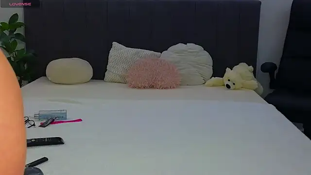 Snapshot of LauraMirage chatting on 27, 11, 2025 LauraMirage online show from 27, 11, 2025