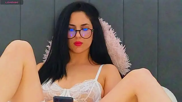 Snapshot of LauraMirage chatting on 28, 11, 2025 LauraMirage online show from 28, 11, 2025