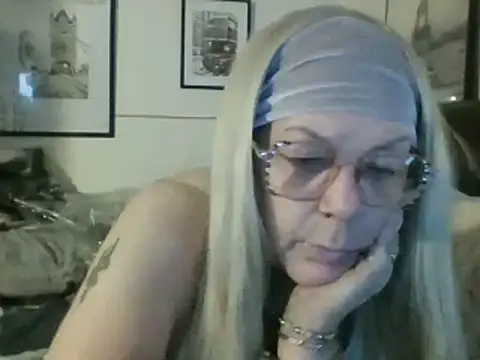 Snapshot of housewife_shantie chatting on 12, 3, 2025 housewife shantie online show from 12, 3, 2025